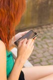 Vrouw die haar slimme telefoon met behulp van royalty-vrije stock foto Vrouw die haar slimme telefoon met behulp van royalty-vrije stock foto