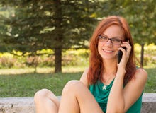 Vrouw die haar slimme telefoon met behulp van royalty-vrije stock foto's Vrouw die haar slimme telefoon met behulp van royalty-vrije stock foto's