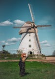Vrouw die in hoed de oude wildmillbouw bekijken, de zomer zonnige dag royalty-vrije stock fotografie Vrouw die in hoed de oude wildmillbouw bekijken, de zomer zonnige dag royalty-vrije stock fotografie