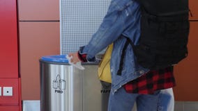 Vrouw die huisvuil werpen in afvalvakje met document plastiek en glastekens in openbare ruimte en het weggaan En afval die sorter stock video Vrouw die huisvuil werpen in afvalvakje met document plastiek en glastekens in openbare ruimte en het weggaan En afval die sorter stock video