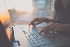 Vrouw die laptop met behulp van, die Web thuis zoeken, doorbladerend informatie, die werkplaats hebben Stock Foto Vrouw die laptop met behulp van, die Web thuis zoeken, doorbladerend informatie, die werkplaats hebben Stock Foto