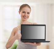 Vrouw die laptop met lege ruimte toont royalty-vrije stock foto's Vrouw die laptop met lege ruimte toont royalty-vrije stock foto's