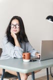 Vrouw die Laptop van de Computer met behulp van royalty-vrije stock fotografie Vrouw die Laptop van de Computer met behulp van royalty-vrije stock fotografie