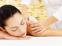 Vrouw die massage van lichaam in kuuroordsalon hebben Royalty-vrije Stock Foto Vrouw die massage van lichaam in kuuroordsalon hebben Royalty-vrije Stock Foto