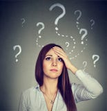 Vrouw die met ongerust gemaakte gezichtsuitdrukking omhoog heeft vele vragen de kijken stock afbeeldingen Vrouw die met ongerust gemaakte gezichtsuitdrukking omhoog heeft vele vragen de kijken stock afbeeldingen