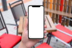 Vrouw die moderne zwarte slimme telefoon met x gebogen randen houden Stock Foto's Vrouw die moderne zwarte slimme telefoon met x gebogen randen houden Stock Foto's