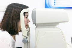 Vrouw die oogtest met optometrist in medisch bureau doen stock afbeeldingen Vrouw die oogtest met optometrist in medisch bureau doen stock afbeeldingen