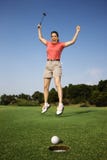 Vrouw die over goed golfschot springt. stock fotografie Vrouw die over goed golfschot springt. stock fotografie