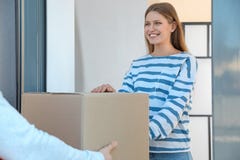 Vrouw die pakket van de koerier van de leveringsdienst ontvangen royalty-vrije stock afbeelding Vrouw die pakket van de koerier van de leveringsdienst ontvangen royalty-vrije stock afbeelding