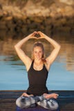 Vrouw die in patroonlegging ideale plaats voor geluk vinden stock foto Vrouw die in patroonlegging ideale plaats voor geluk vinden stock foto