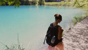 Vrouw die Plitvice-Meren Nationaal Park bezoeken stock videobeelden Vrouw die Plitvice-Meren Nationaal Park bezoeken stock videobeelden