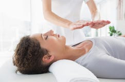 Vrouw die reikibehandeling hebben stock afbeeldingen Vrouw die reikibehandeling hebben stock afbeeldingen