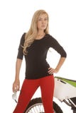 Vrouw die in rode broek glazen voor fiets houden stock fotografie Vrouw die in rode broek glazen voor fiets houden stock fotografie