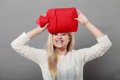 Vrouw die roodgloeiende waterfles op hoofd houden Stock Afbeelding Vrouw die roodgloeiende waterfles op hoofd houden Stock Afbeelding