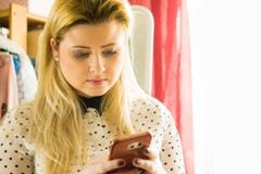 Vrouw die smartphone gebruiken die sociale media controleren Stock Afbeelding Vrouw die smartphone gebruiken die sociale media controleren Stock Afbeelding