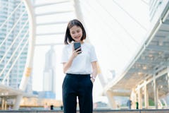 Vrouw die smartphone gebruiken, tijdens vrije tijd Het concept het gebruiken van de telefoon is essentieel in het dagelijkse leve royalty-vrije stock afbeeldingen Vrouw die smartphone gebruiken, tijdens vrije tijd Het concept het gebruiken van de telefoon is essentieel in het dagelijkse leve royalty-vrije stock afbeeldingen