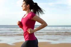Vrouw die op strand lopen stock afbeelding Vrouw die op strand lopen stock afbeelding