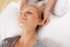 Vrouw die te leiden massage Shiatsu heeft stock afbeeldingen Vrouw die te leiden massage Shiatsu heeft stock afbeeldingen