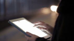 Vrouw die touchpad in ondergronds gebruiken stock footage Vrouw die touchpad in ondergronds gebruiken stock footage