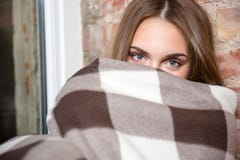 Vrouw die van warme plaid gluren royalty-vrije stock afbeelding Vrouw die van warme plaid gluren royalty-vrije stock afbeelding