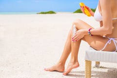 Vrouw die zonnescherm op het strand gebruiken royalty-vrije stock foto Vrouw die zonnescherm op het strand gebruiken royalty-vrije stock foto