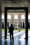 Vrouw in een moderne christelijke kerk stock fotografie Vrouw in een moderne christelijke kerk stock fotografie