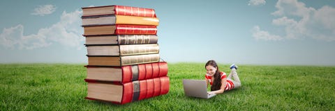 Vrouw gebruikend computer en in openlucht leggend op de vloer naast een stapel van boeken stock afbeeldingen Vrouw gebruikend computer en in openlucht leggend op de vloer naast een stapel van boeken stock afbeeldingen