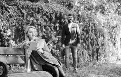 Vrouw gelezen interessante boekzitting op parkbank Interessant boek Mens die in Park loopt Forst komt op paar samen De lente royalty-vrije stock fotografie Vrouw gelezen interessante boekzitting op parkbank Interessant boek Mens die in Park loopt Forst komt op paar samen De lente royalty-vrije stock fotografie