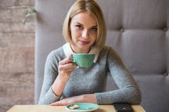 Vrouw het drinken koffie in de ochtend bij restaurant Zachte nadruk op de ogen Sellphone op lijst Royalty-vrije Stock Foto's Vrouw het drinken koffie in de ochtend bij restaurant Zachte nadruk op de ogen Sellphone op lijst Royalty-vrije Stock Foto's