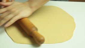Vrouw het koken en het uitrekken zich deeg met deegrol stock videobeelden Vrouw het koken en het uitrekken zich deeg met deegrol stock videobeelden
