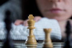 Vrouw het Letten op Schaakbord royalty-vrije stock afbeelding Vrouw het Letten op Schaakbord royalty-vrije stock afbeelding