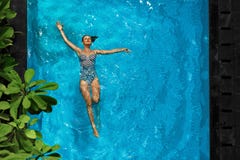 Vrouw het Ontspannen in Zwembadwater De vakantie van de de zomervakantie royalty-vrije stock foto's Vrouw het Ontspannen in Zwembadwater De vakantie van de de zomervakantie royalty-vrije stock foto's