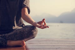 Vrouw het praktizeren yoga door een meer stock fotografie Vrouw het praktizeren yoga door een meer stock fotografie