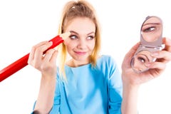 Vrouw het schilderen wenkbrauwen die regelmatig potlood gebruiken stock foto Vrouw het schilderen wenkbrauwen die regelmatig potlood gebruiken stock foto