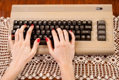 Vrouw het typen op oud computertoetsenbord royalty-vrije stock foto's Vrouw het typen op oud computertoetsenbord royalty-vrije stock foto's