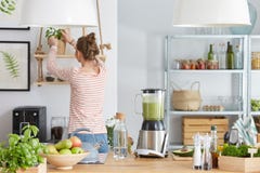 Vrouw in keuken royalty-vrije stock afbeeldingen Vrouw in keuken royalty-vrije stock afbeeldingen