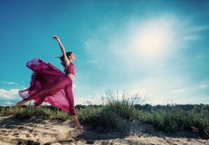 Vrouw in luchtige kleding die op het strand lopen stock foto's Vrouw in luchtige kleding die op het strand lopen stock foto's