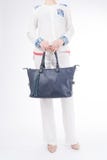 Vrouw met blauwe handtas in handen Geïsoleerde witte achtergrond stock foto Vrouw met blauwe handtas in handen Geïsoleerde witte achtergrond stock foto