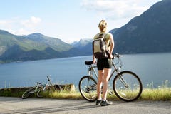 Vrouw met fiets over de fjord stock foto Vrouw met fiets over de fjord stock foto