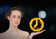 vrouw met hand omhoog met het pictogram van de klokbrand over Donkere bokehachtergrond Stock Afbeeldingen