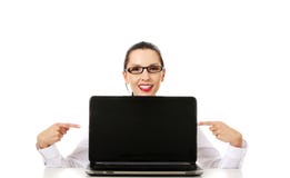 Vrouw met laptop punten aan het scherm stock foto's Vrouw met laptop punten aan het scherm stock foto's