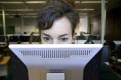Vrouw op computer.