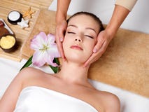 Vrouw op gezichtsmassage in kuuroordsalon royalty-vrije stock foto's Vrouw op gezichtsmassage in kuuroordsalon royalty-vrije stock foto's
