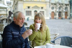 Vrouw op middelbare leeftijd en haar bejaarde echtgenoot het besteden tijd die samen in openlucht in koffie met terras zitten in royalty-vrije stock afbeeldingen Vrouw op middelbare leeftijd en haar bejaarde echtgenoot het besteden tijd die samen in openlucht in koffie met terras zitten in royalty-vrije stock afbeeldingen