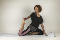 Vrouw opleiding Saldotraining oefeningen en opleiding yoga stock foto Vrouw opleiding Saldotraining oefeningen en opleiding yoga stock foto