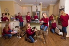 Vrouw overal in keuken stock fotografie Vrouw overal in keuken stock fotografie