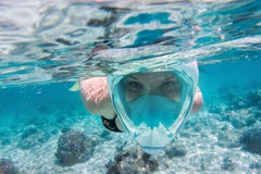 Vrouw snorkelen onderwater in Indische Oceaan, de Maldiven stock fotografie Vrouw snorkelen onderwater in Indische Oceaan, de Maldiven stock fotografie