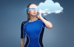 Vrouw in virtuele werkelijkheids 3d glazen met wolk royalty-vrije stock foto Vrouw in virtuele werkelijkheids 3d glazen met wolk royalty-vrije stock foto