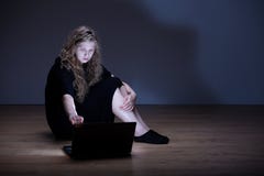 Vrouwelijk cyberbullying slachtoffer stock fotografie Vrouwelijk cyberbullying slachtoffer stock fotografie