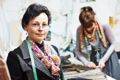 Vrouwelijk kleermakersportret op het werk stock foto Vrouwelijk kleermakersportret op het werk stock foto